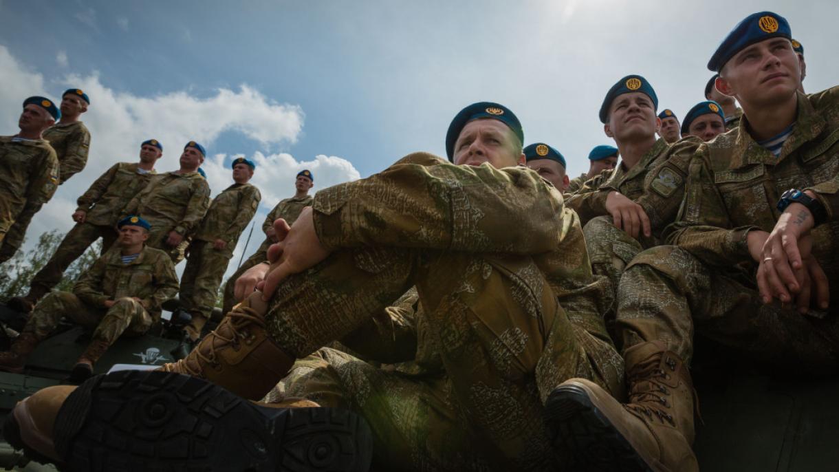Ukrainische Soldaten Ukrainische Soldaten sitzen