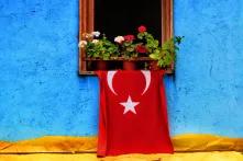 Türkische Flagge auf einem Balkon