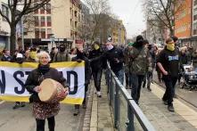 Rechtsextreme und Trommlerin bei Querdenken-Demo.jpeg