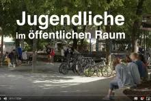 Thumbnail des Videos, Jugendlichen unterhalten sich am Marktplatz