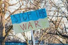 Demo Bild für die Ukraine mit Schild "Stop the war"