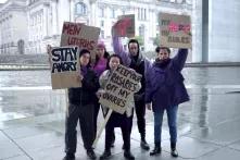 Shot aus dem Film, Frauen halten Protestschildern