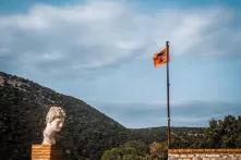 Albanische Flagge und Monumente