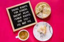 Kaffe und Kuchen und Schild mit dem Schrift "Equal rights for others doens't mean fewer rights for you - it's not pie"