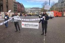 Bild aus einer Demo mit dem Banner von denkhausbremen