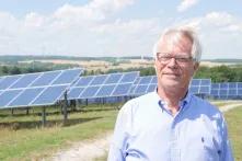 Bertram Fleck vor Solarpanels