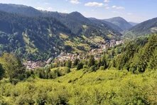 Hügellandschaft in Westbalkan, Blick auf das Dorf Vares