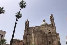Cathedrale von Palermo mit Palmen