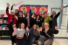 Organisationsteam des Equal Care Day vor Plakate