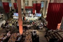 Bild vom Veranstaltungsort L'Osteria Neumarkt von der Empore auf das Podium