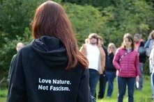 Person aus dem Rücken gesehen mit dem Pulli "Love Nature. Not Fascism"
