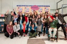 Gruppenbild mit der Orga-Gruppe vor dem Poster