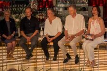 Podiumsdiskussion, alle Teilnehmenden sitzen auf Hochstühle