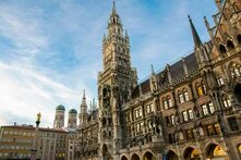 ein großes Gebäude mit einem Uhrturm in der Mitte (Rathaus in München)