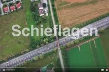 Sicht von Oben einer Querstraße mit Logo von Schieflagen