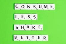 Auf grünem Grund steht "Consume less, share better"