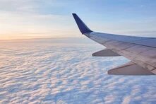 Flugzeug über die Wolken