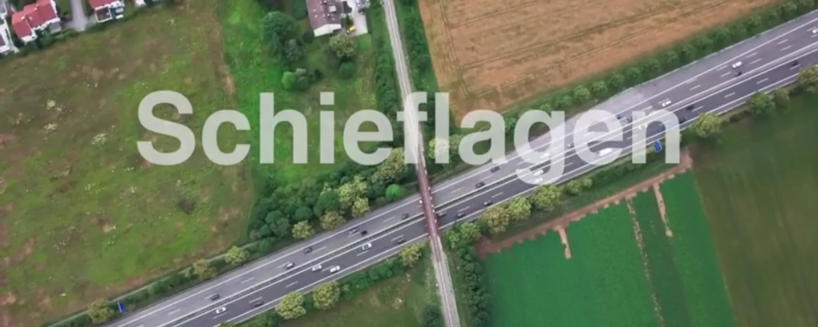 Sicht von Oben einer Querstraße mit Logo von Schieflagen