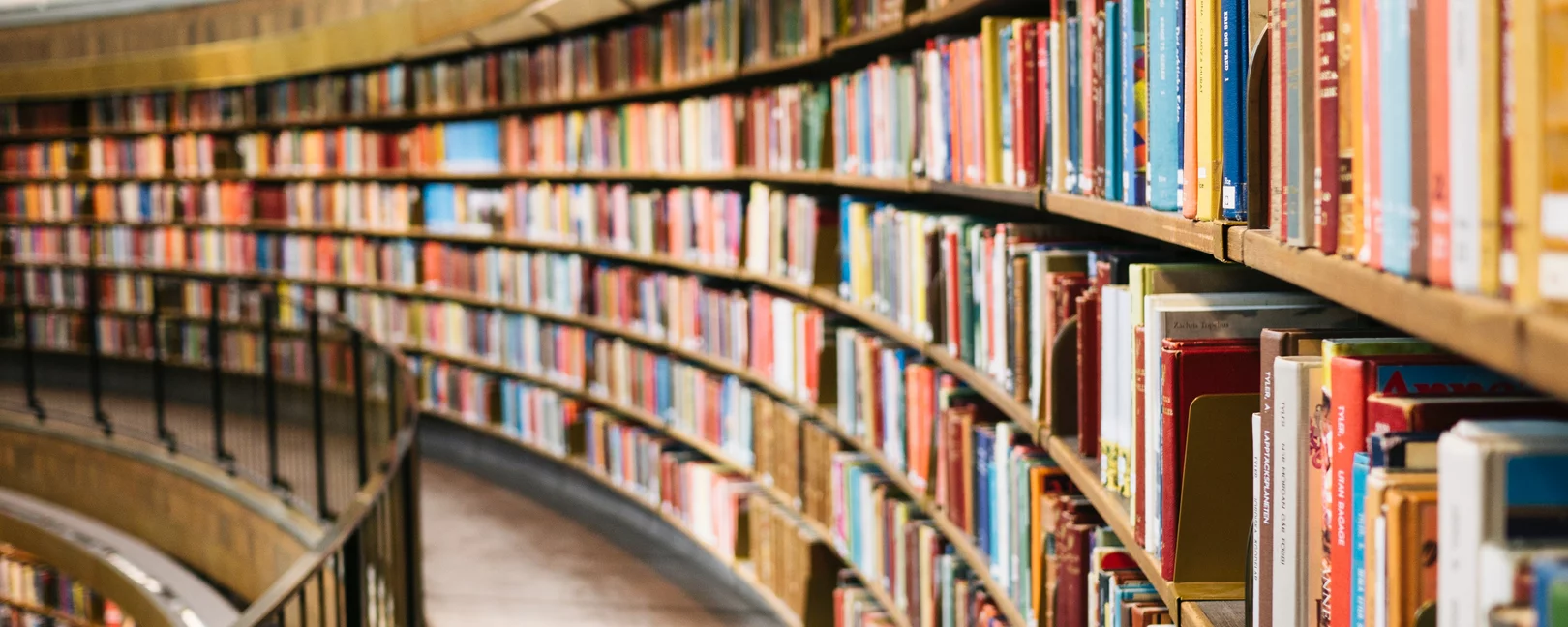 Bild einer Bibliothek mit rundem Raum