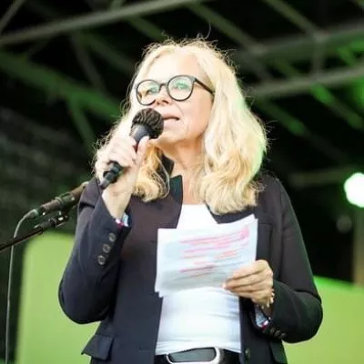 Doris Wagner mit Mikrofon im Wahlkampf 2021