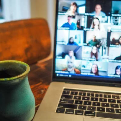 Bild Laptop und Kaffeetasse