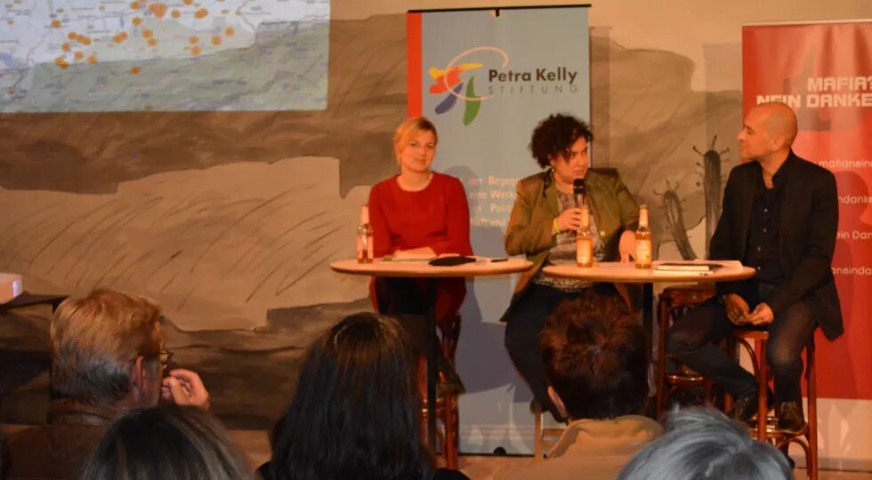 "Die Mafia spricht Bayrisch" Podiumgespräch mit Katharina Schulze, Carmen Romano und Sandro Mattioli