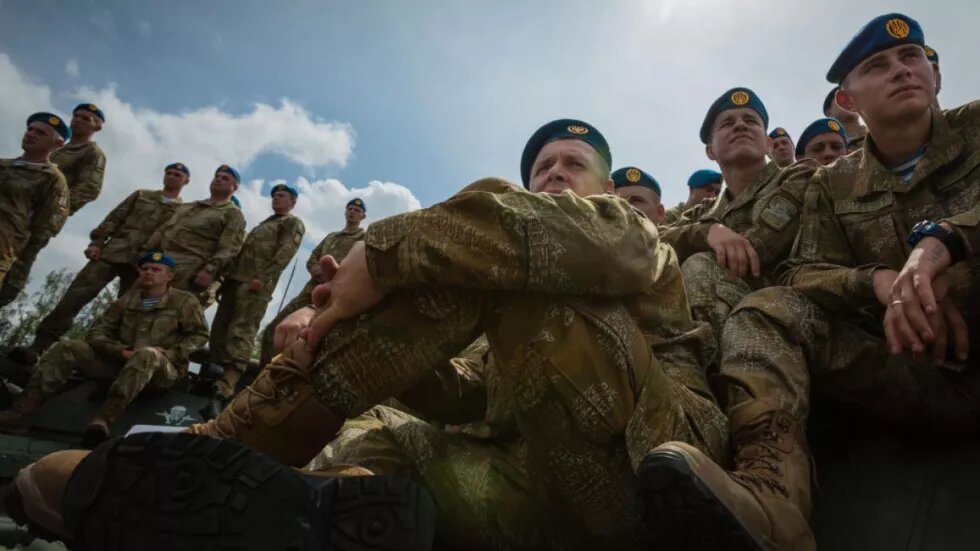 Ukrainische Soldaten Ukrainische Soldaten sitzen