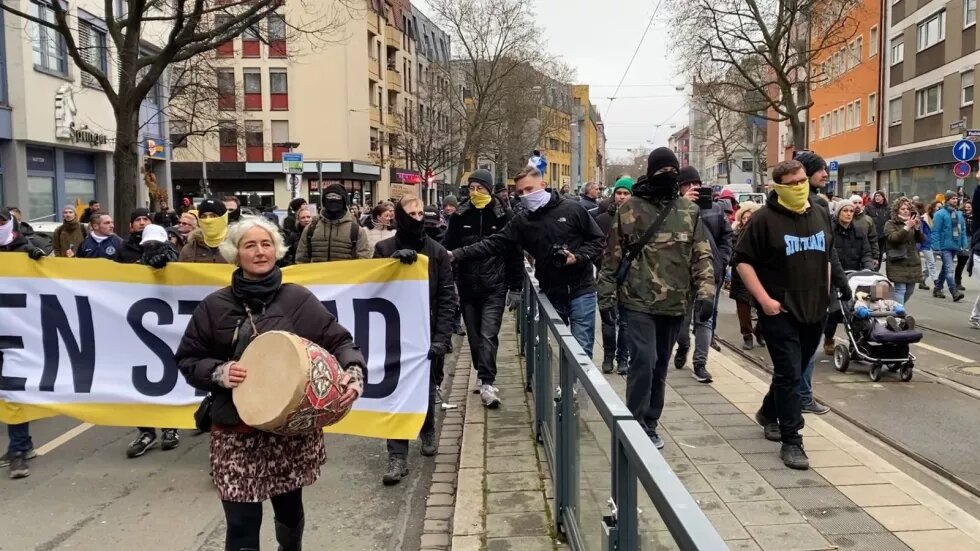 Rechtsextreme und Trommlerin bei Querdenken-Demo.jpeg Rechtsextreme und Trommlerin bei Querdenken-Demo.jpeg