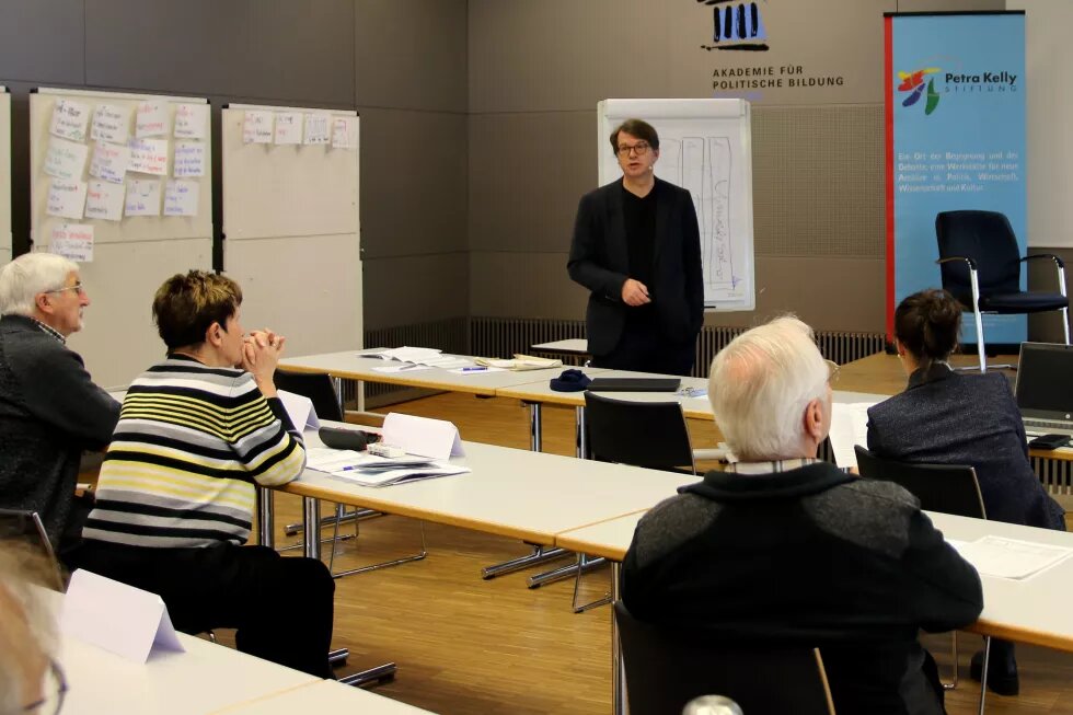 Jörg Seegert redet vor der Teilnehmer:innen