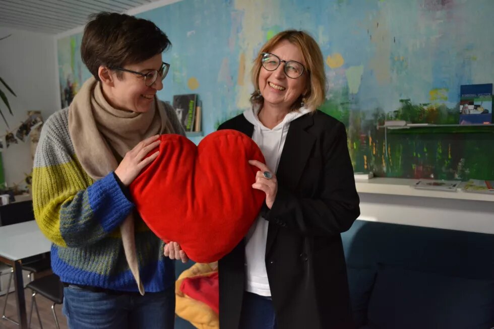 Weibke Stadler und Gesa Tiedemann halten zusammen ein Herz-Kissen