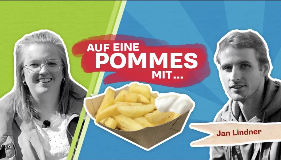 Der Titel "Auf eine Pommes mit..." steht in der Mitte, darunter ist eine Portion Pommes mit Mayo abgebildet, links und rechts sind Halbporträtbilder von Lili und Jan in schwarz/weiß mit Ouline zu sehen. Jan hat eine Holz-Pommesgabel als Bauchbinde. Der Hintergrund ist Grün und Blau mit Lichteffekten.