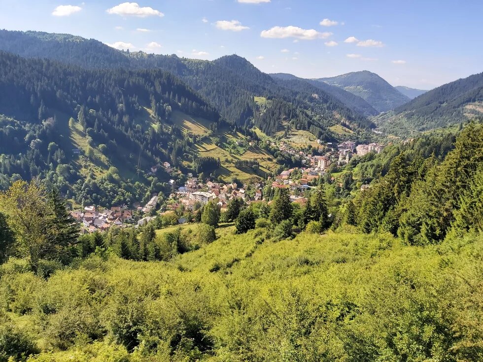 Blick auf Vares Hügellandschaft in Westbalkan, Blick auf das Dorf Vares
