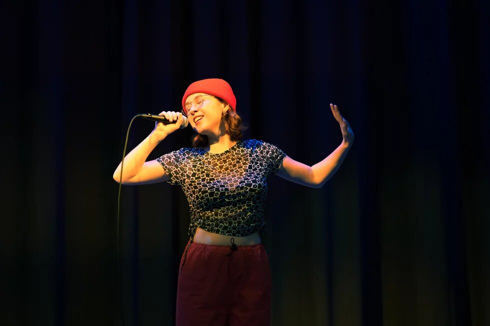 Blushy AM singt