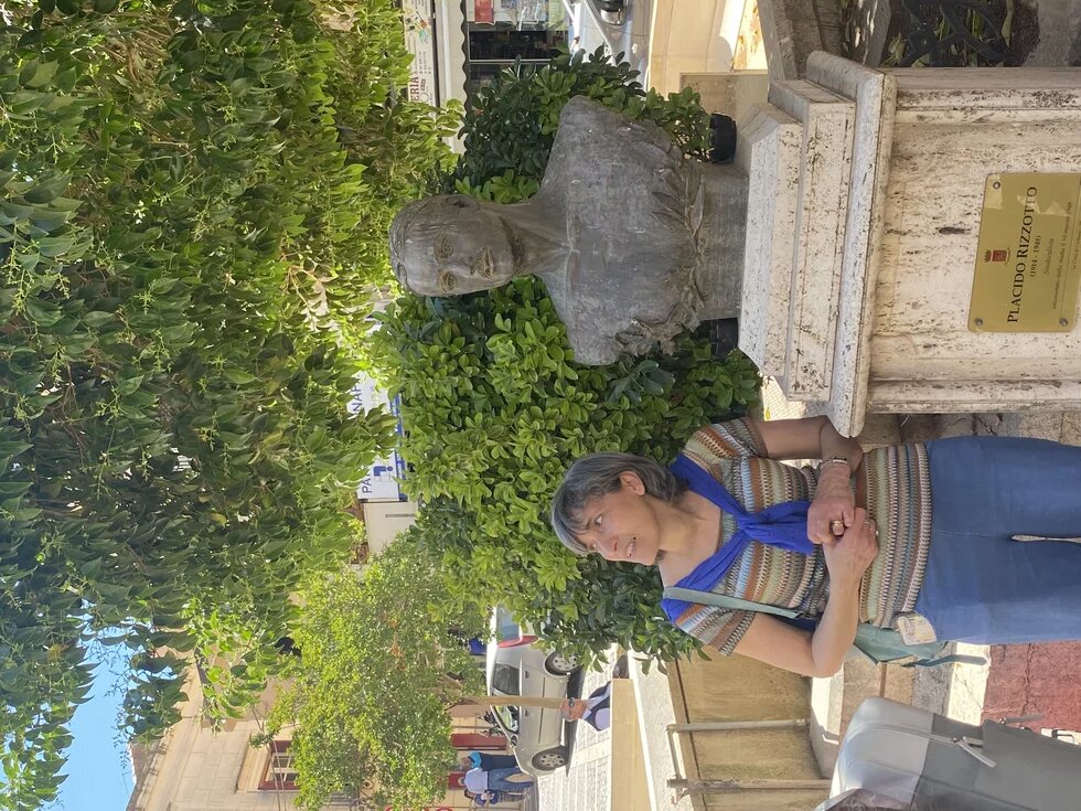 Marilena in Corleone und die Statue von Placido Rizzotto