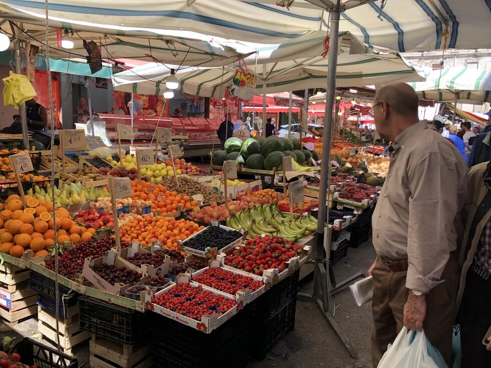 Marktstand in Ballarò, mit viel Obst und Gemüse