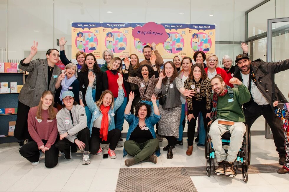 Gruppenbild mit der Orga-Gruppe vor dem Poster