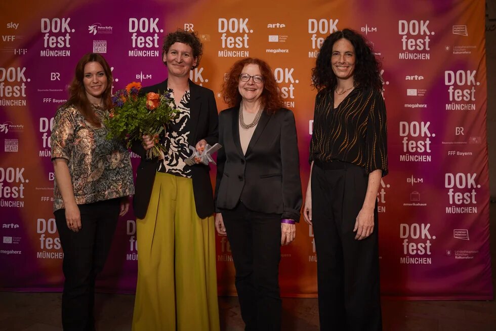 Preisverleihung vom DOK horizonte mit Preisträgerin und Vorstandsmitglieder