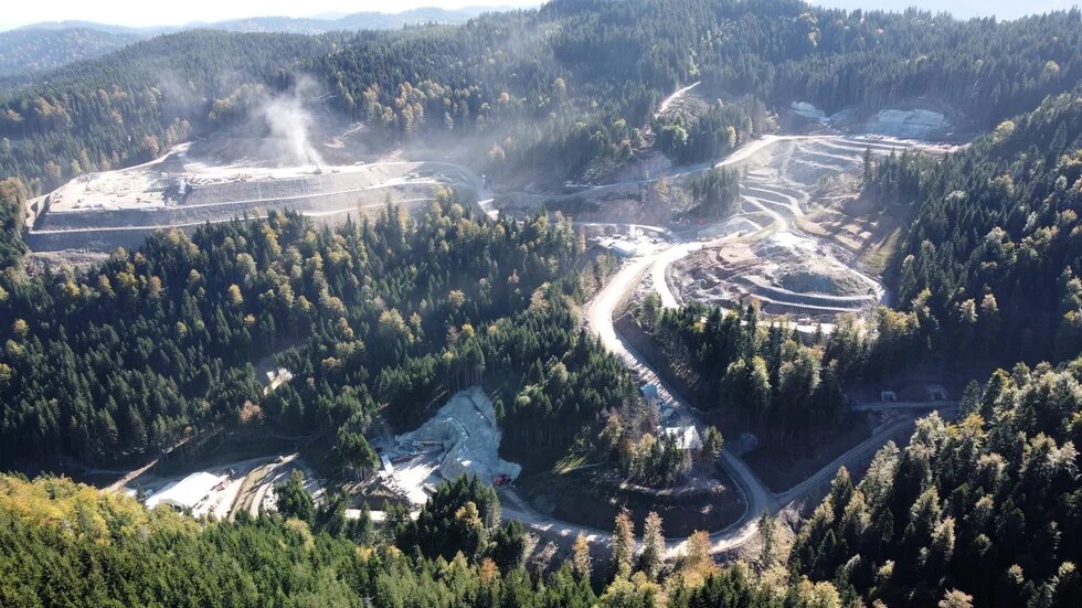 Draufsicht von oben auf Rupice, eine Bergbau Lagerstätte in Vares-Kakanj, in Bosnien und Herzegowina