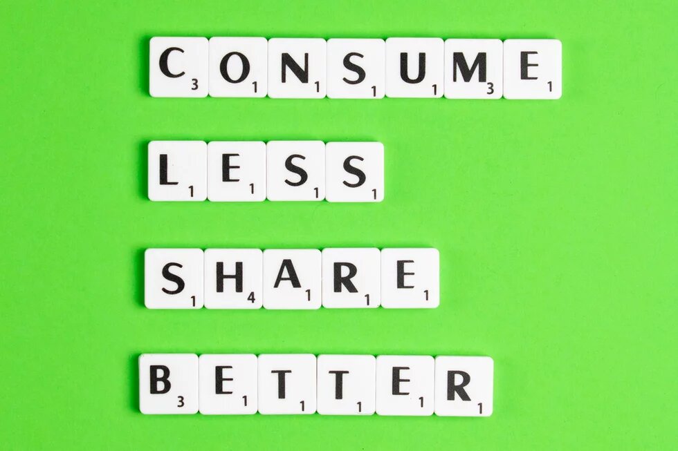 Auf grünem Grund steht "Consume less, share better"