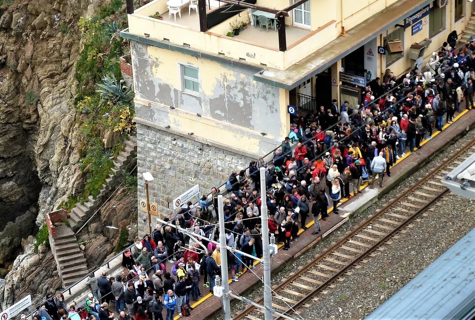 Überfüllter Bahnhof in Riomaggiore