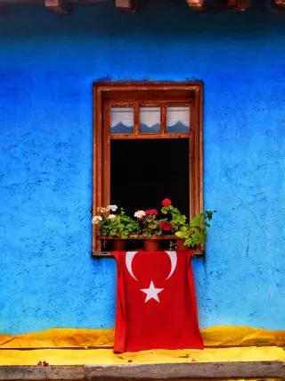 Türkische Flagge auf einem Balkon