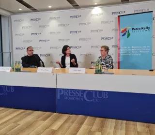 Podiumsgespräch im Presseclub mit drei Referent:innen